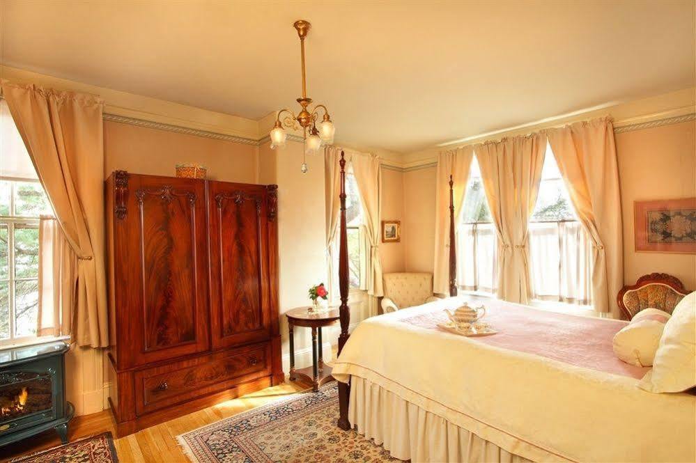 Camellia Inn Хийлдсбърг Екстериор снимка