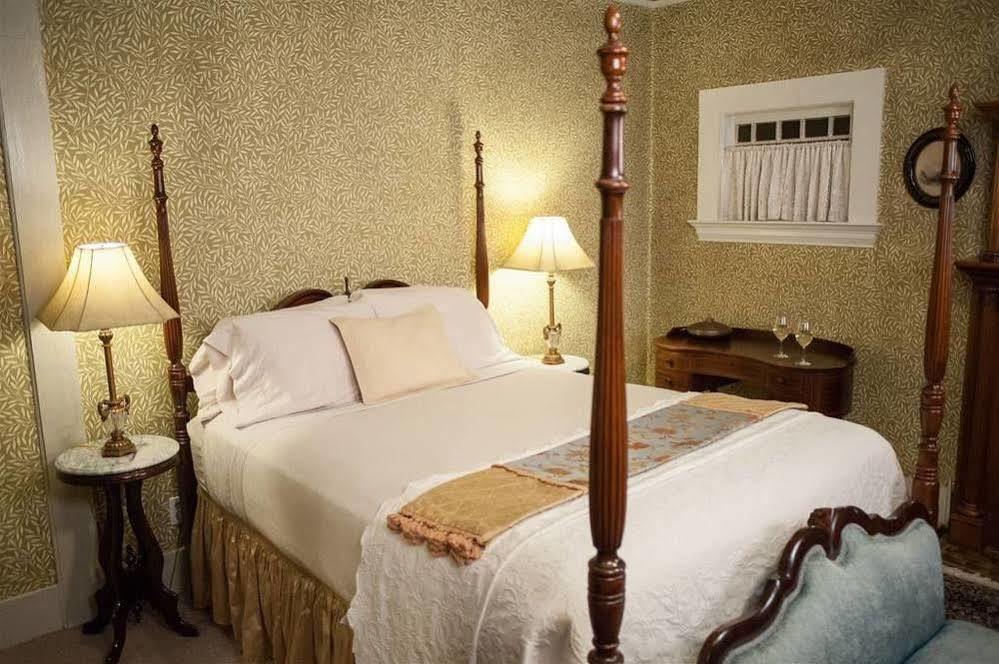 Camellia Inn Хийлдсбърг Екстериор снимка