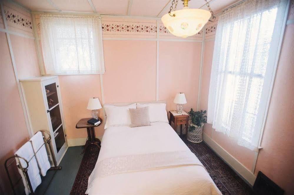 Camellia Inn Хийлдсбърг Екстериор снимка